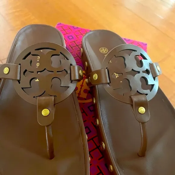 NIB TORY BURCH CLOUD COIN SANDALS NATURAL TAN/ LT BROWN SZ 5