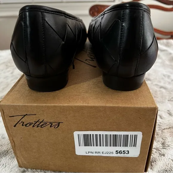 NIB Trotters Black Leather Ballet Flats Memory Foam “Hanny” sz 10 Wide