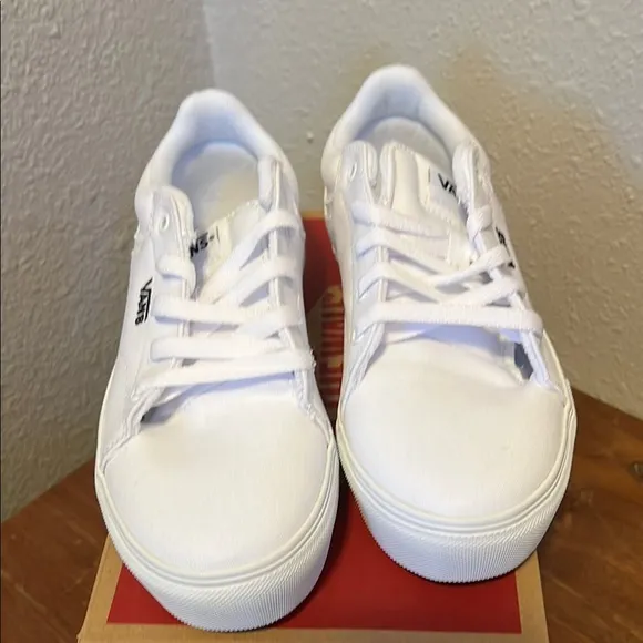 NIB Vans Seldan Platform Canvas White Lace Up Sneakers Girl's Size 3