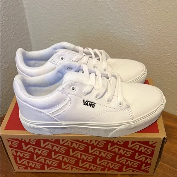 NIB Vans Seldan Platform Canvas White Lace Up Sneakers Girl's Size 3