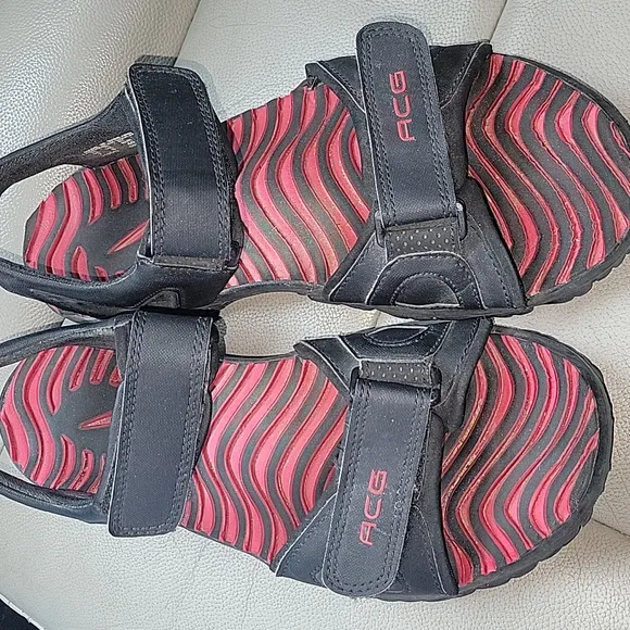 NIKE ACG STRAP SANDALS BLACK/RED SIZE 7