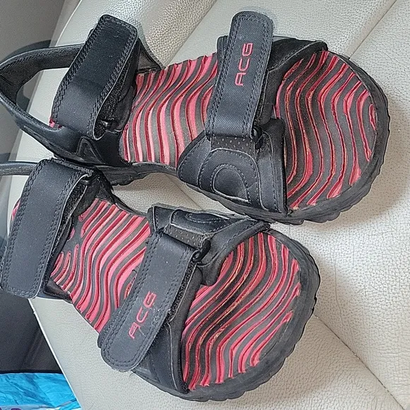 NIKE ACG STRAP SANDALS BLACK/RED SIZE 7