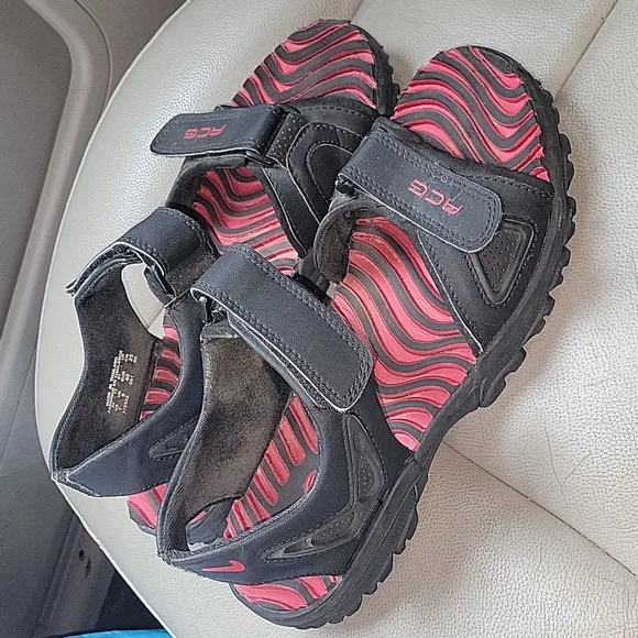 NIKE ACG STRAP SANDALS BLACK/RED SIZE 7