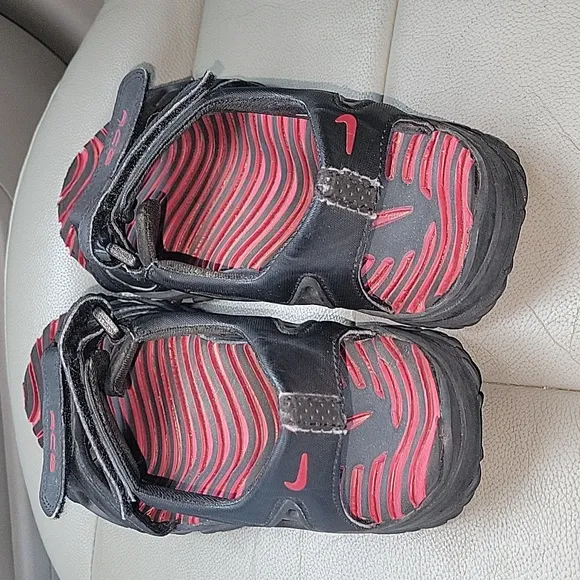 NIKE ACG STRAP SANDALS BLACK/RED SIZE 7