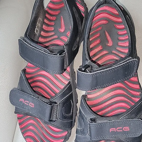 NIKE ACG STRAP SANDALS BLACK/RED SIZE 7