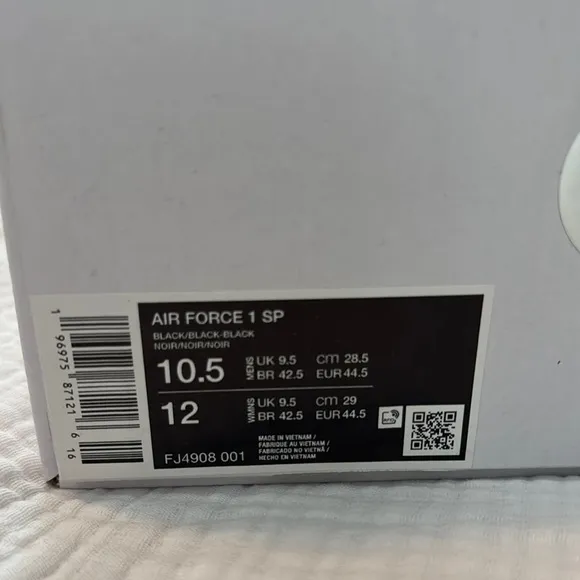 Nike Black Low-Top Sneakers with Mesh Upper