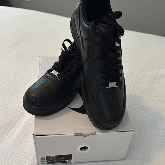 Nike Black Low-Top Sneakers with Mesh Upper