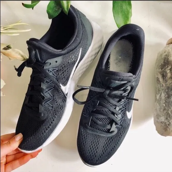 NIKE Black White Skyluxe Running Shoe Sneakers Lace Up Gym Athletic Workout 9.5