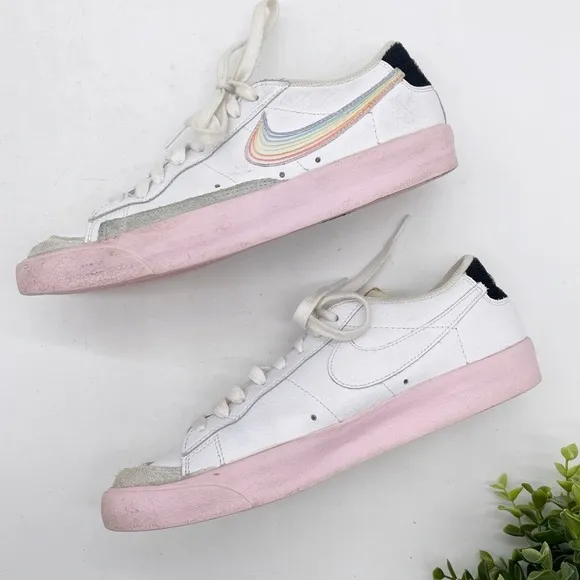 Nike Blazer '77 Low Rainbow Swoosh Sneakers Mens Size 8  White Pink Gray