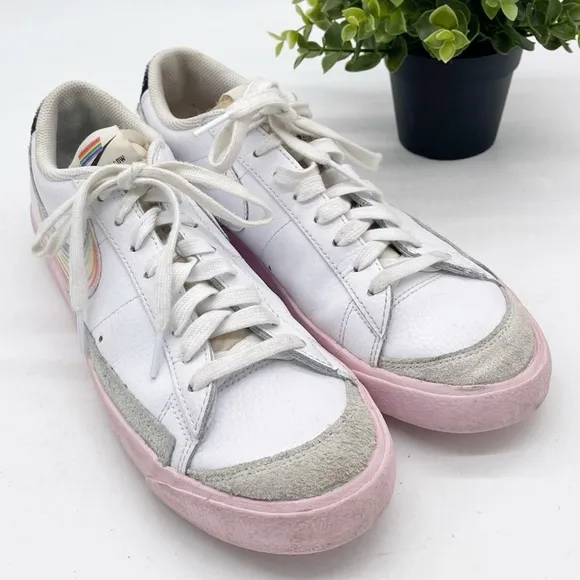 Nike Blazer '77 Low Rainbow Swoosh Sneakers Mens Size 8  White Pink Gray