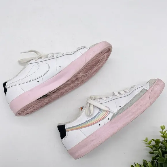 Nike Blazer '77 Low Rainbow Swoosh Sneakers Mens Size 8  White Pink Gray
