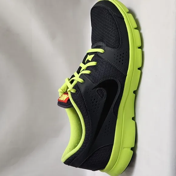 Nike Flex Experience Running sneakers (mens size 11)