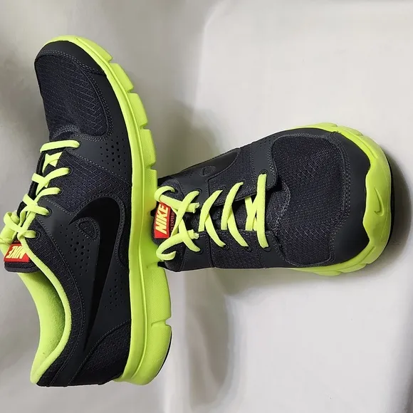 Nike Flex Experience Running sneakers (mens size 11)
