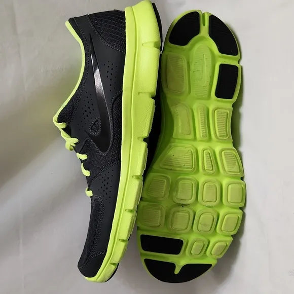 Nike Flex Experience Running sneakers (mens size 11)