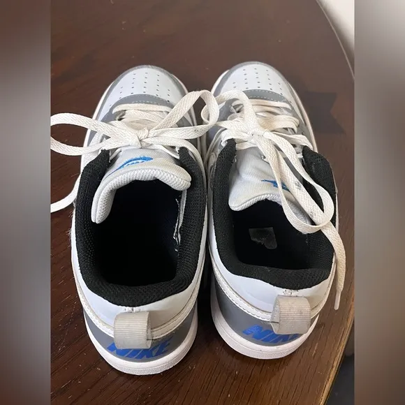 Nike Low Top Sneakers Sz 4.5 Youth Boy Girl