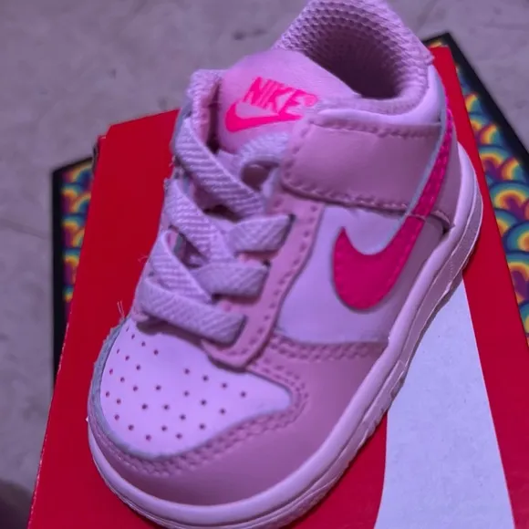 Nike Pink and White Sneakers Low-Top Style