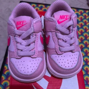 Nike Pink and White Sneakers Low-Top Style