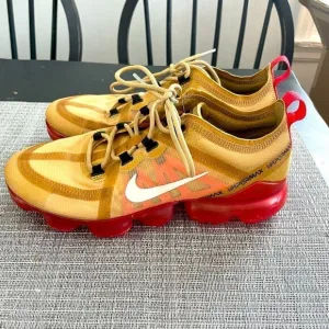 Nike vapor max red gold lace up low top men’s sneakers 7.5