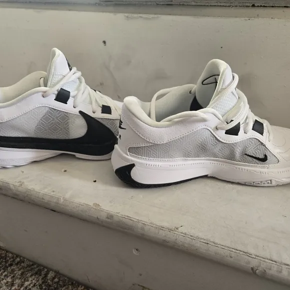 Nike White and Black Classic Sneakers