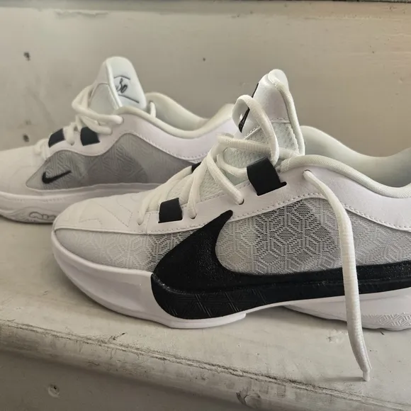 Nike White and Black Classic Sneakers