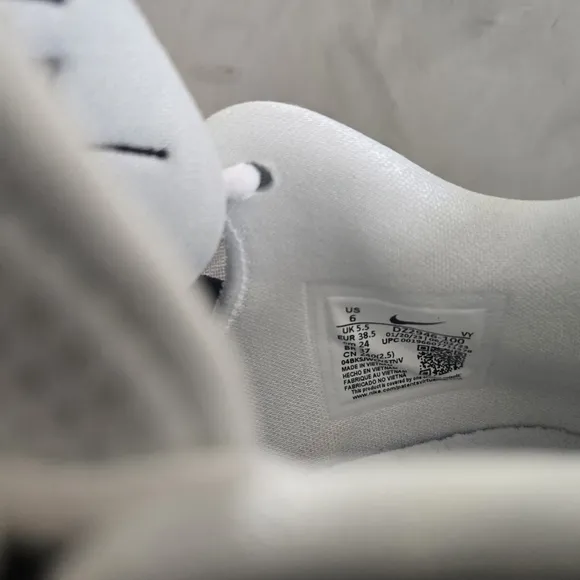 Nike White and Black Classic Sneakers