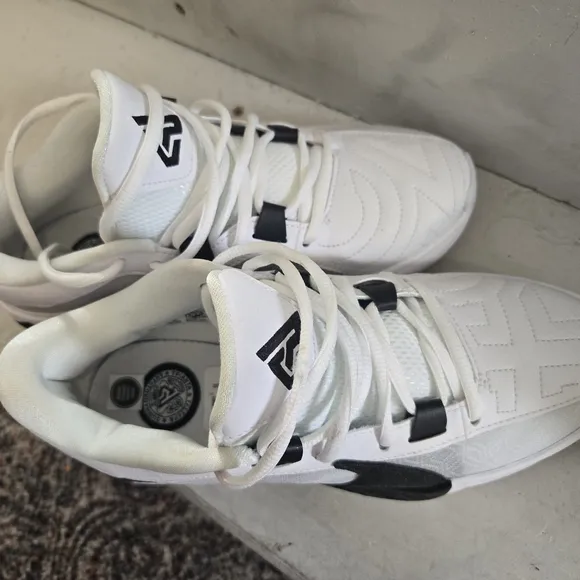 Nike White and Black Classic Sneakers