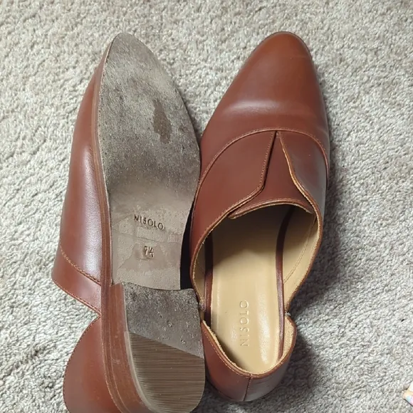 Nisolo Brown Leather Flats with Pointed Toe and V-Shaped Design