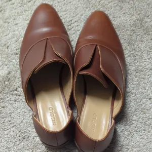 Nisolo Brown Leather Flats with Pointed Toe and V-Shaped Design