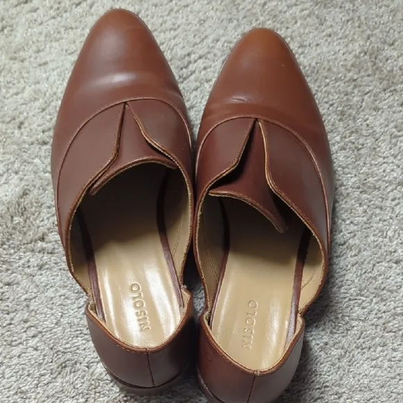 Nisolo Brown Leather Flats with Pointed Toe and V-Shaped Design