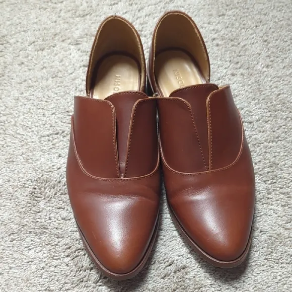 Nisolo Brown Leather Flats with Pointed Toe and V-Shaped Design