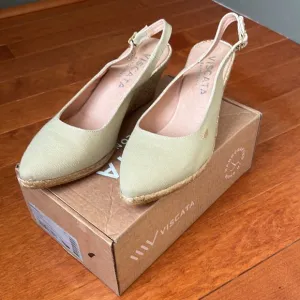 NWB Viscata Palomera  Beige Canvas Slingback Buckle 3&quot; Wedge Heel, Spain