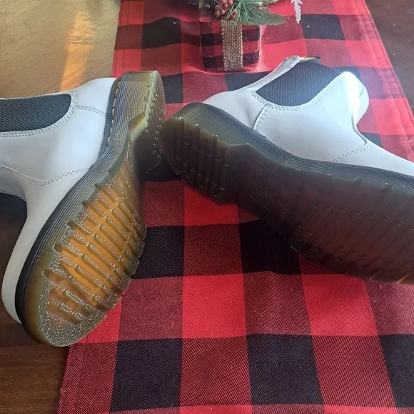 NWOB Dr. Martens White Leather Chelsea Boots