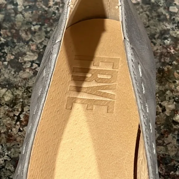 NWOB FRYE Claire women shoe flats slate blue gray Leather 6 sample oyster 488410