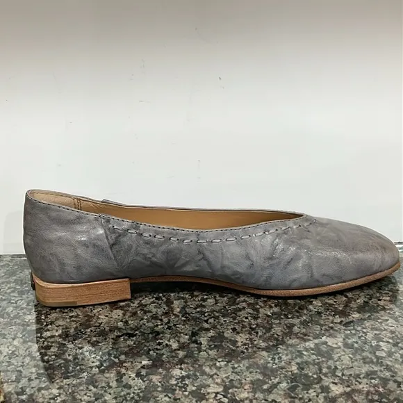 NWOB FRYE Claire women shoe flats slate blue gray Leather 6 sample oyster 488410
