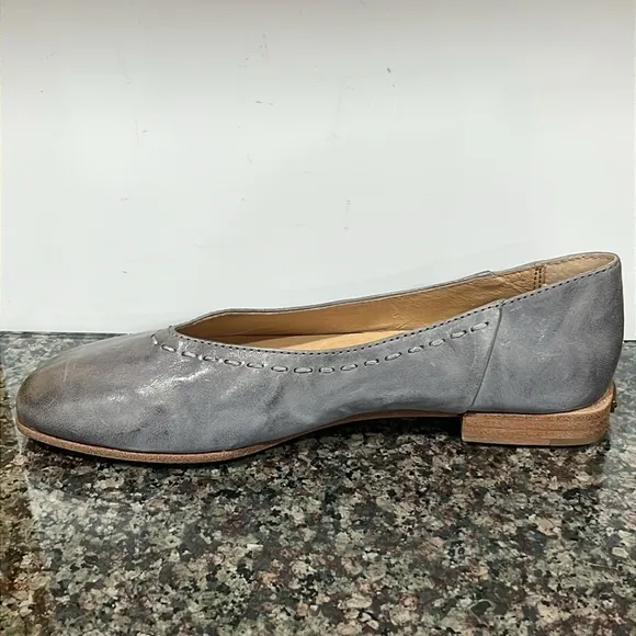NWOB FRYE Claire women shoe flats slate blue gray Leather 6 sample oyster 488410