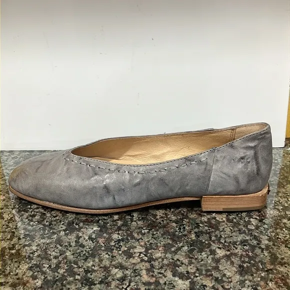NWOB FRYE Claire women shoe flats slate blue gray Leather 6 sample oyster 488410