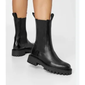 NWOB LAST Angie Chelsea Boots Portugal Black 36