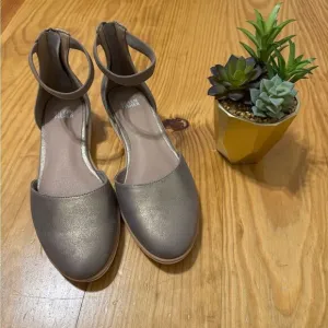 NWOB Eileen Fisher Emmet Metallic Ankle Strap Flat Women’s SIZE 8