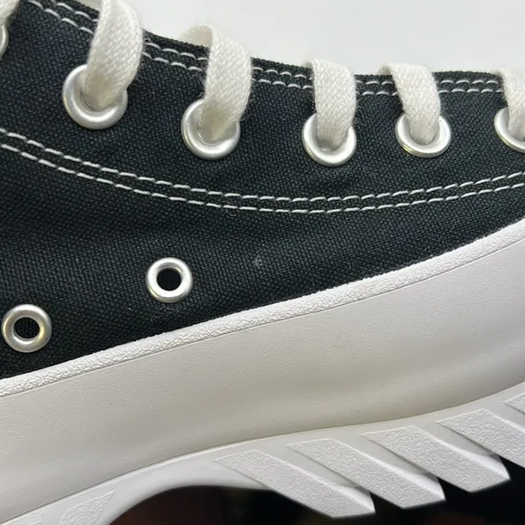 NWOT Converse Chucks Lugged 2.0 High Top Platform Sneakers Black Womens 10.5
