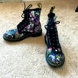 NWOT Dr. Martens Leather Floral Lace Up Combat Boots