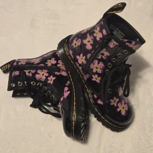 NWOT Dr. Martens Pansey Fayre Combat Boots Girls Size US 11 Floral Black
