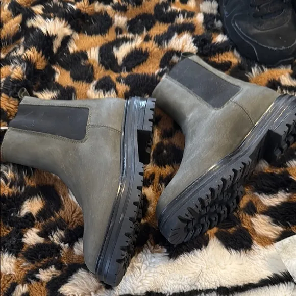 NWOT Jenni Kayne Olive green Leather Chelsea Boots