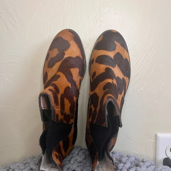 NWOT Louise et Cie Cowhide Chelsea Boots