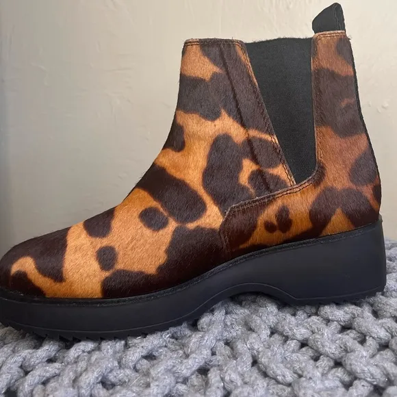 NWOT Louise et Cie Cowhide Chelsea Boots