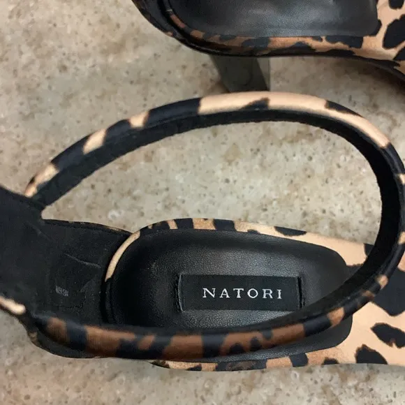 NWOT NATORI GLOW LUXE LEOPARD SATIN BLOCK HEEL SANDALS Size 8.5