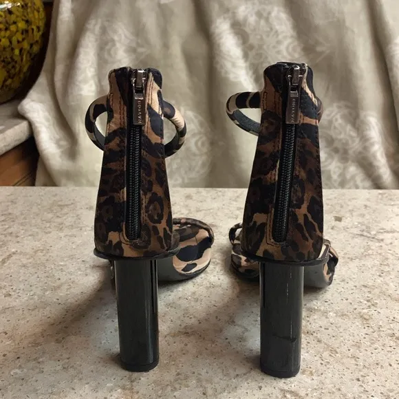 NWOT NATORI GLOW LUXE LEOPARD SATIN BLOCK HEEL SANDALS Size 8.5