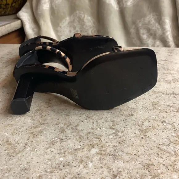 NWOT NATORI GLOW LUXE LEOPARD SATIN BLOCK HEEL SANDALS Size 8.5