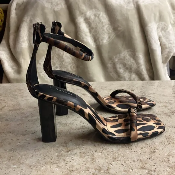 NWOT NATORI GLOW LUXE LEOPARD SATIN BLOCK HEEL SANDALS Size 8.5
