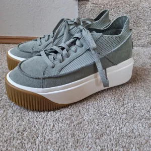 NWOT UGG EZ-DUZZIT Platform Shaded Clover Suede Sneakers Womens Size 8.5