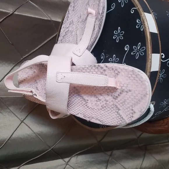 NWOT- Vionic ‘Rest Tala’ T-Strap Sandals